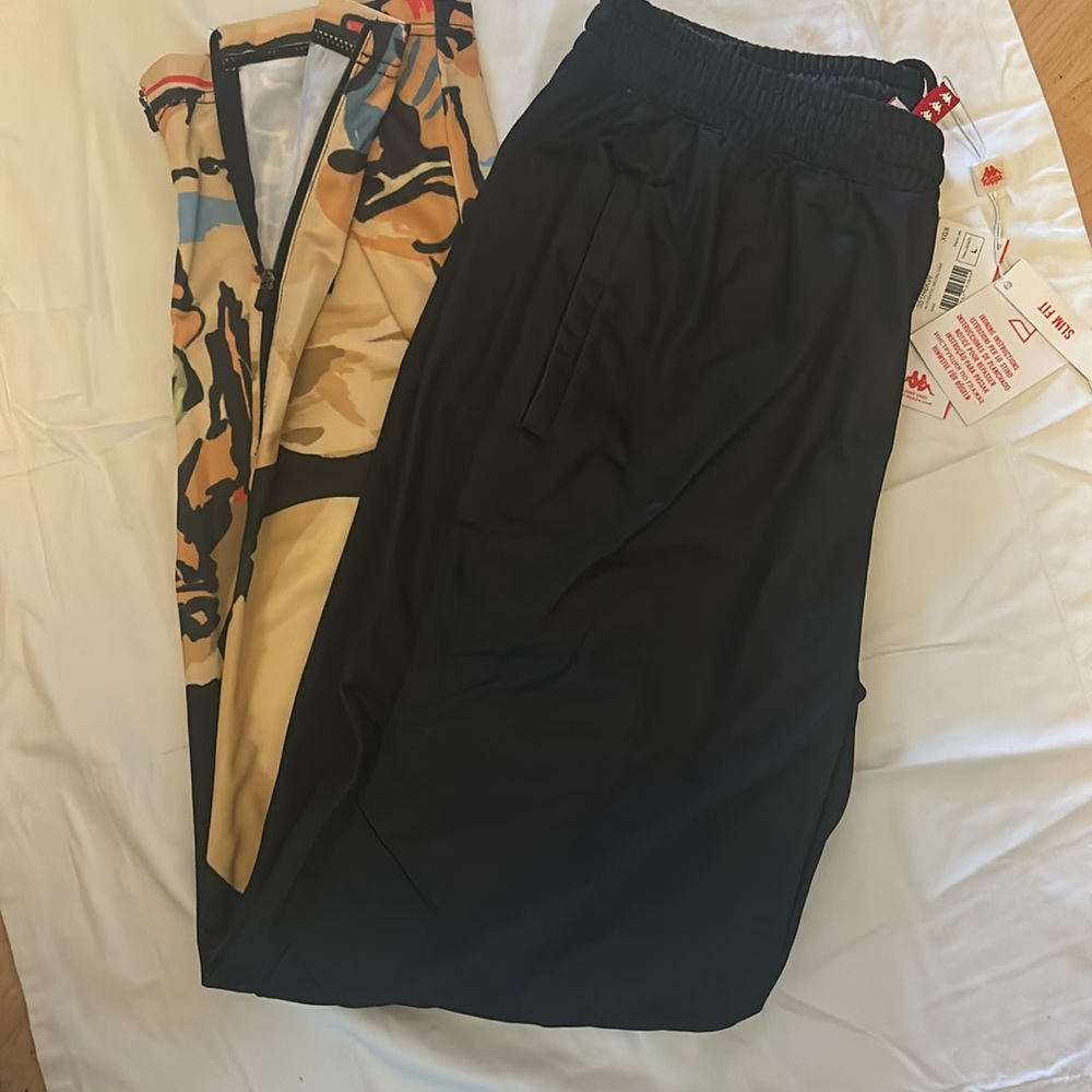 Authentic Kappa men’s joggers with front and back pocket
back pocket has zipper - Picture 2 of 7